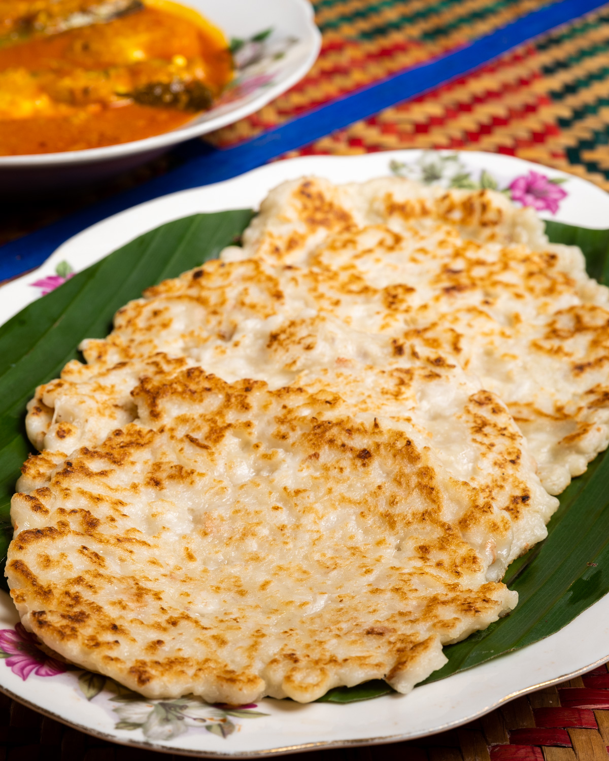 Lempeng Kelapa dan Kari Ikan Kembung Utara