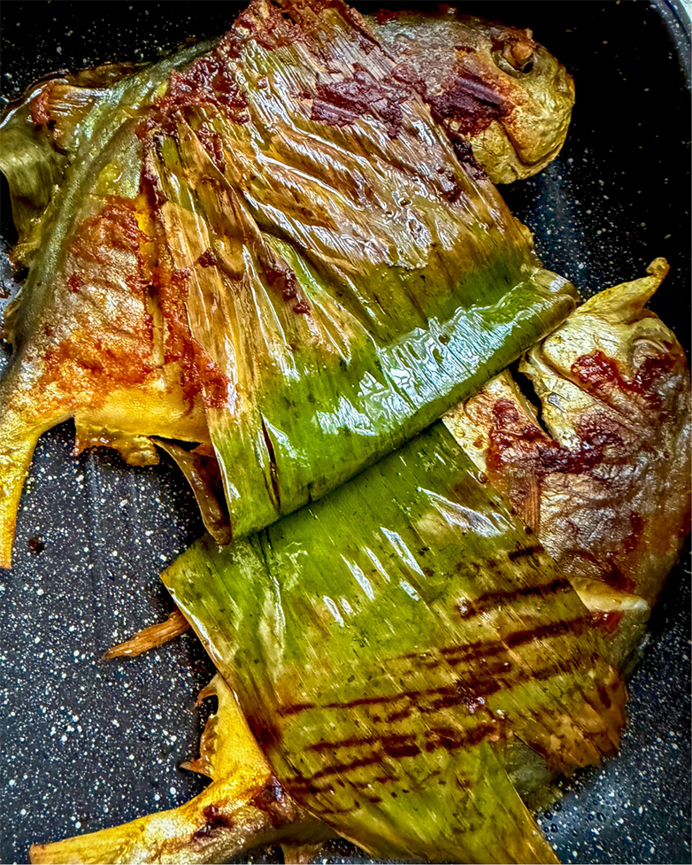 Ikan Bawal Emas Bakar Daun Pisang: Juicy, Manis, Wangi, Tak Kering