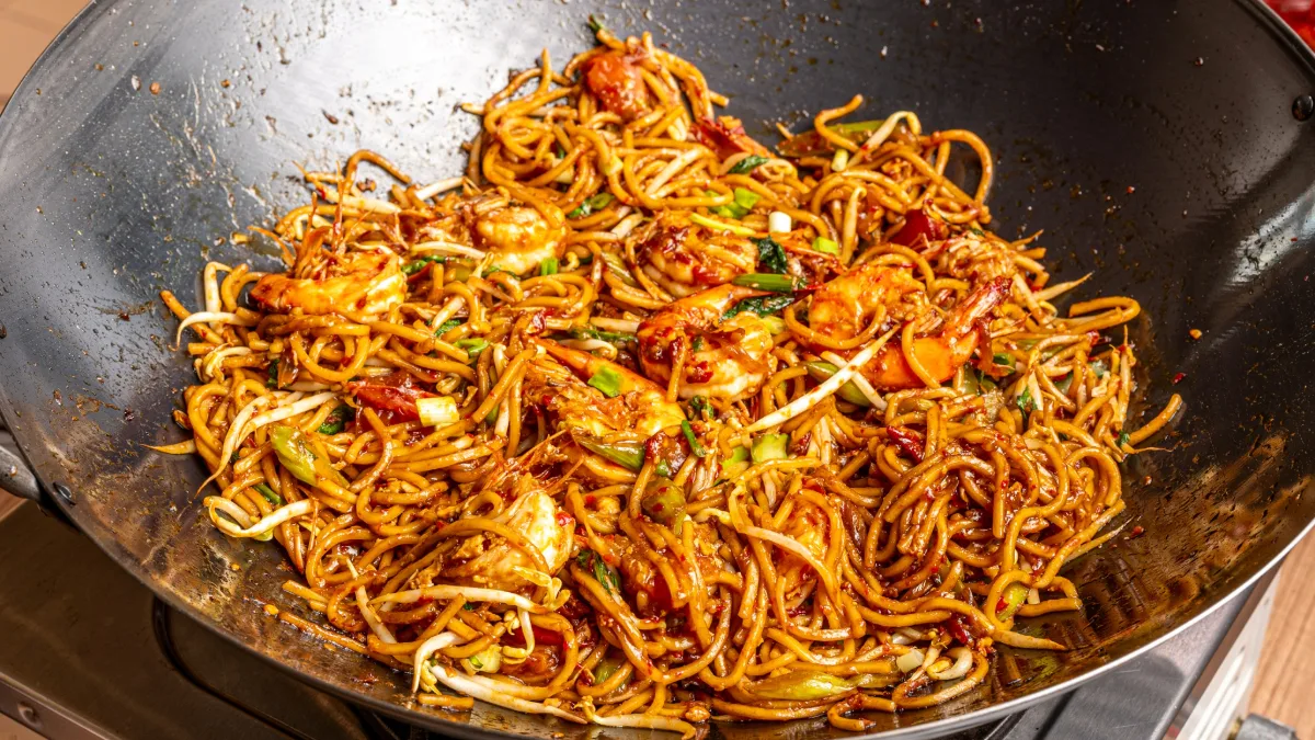 Mee Goreng Udang Pedas Basah Lebih Padu Dengan Teknik Slow-Simmer Stok Kulit Udang