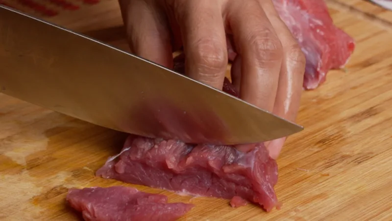 5 Cara Hilangkan Bau Hanyir Daging – Petua Mudah dari Dapur Che Nom